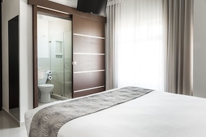 Quarto solteiro empresarial, acessível, vista para a cidade | 1 quarto, roupas de cama premium, escrivaninha