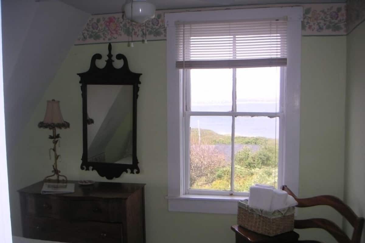 Traditional Room, 1 Queen Bed | Iron/ironing board, free WiFi