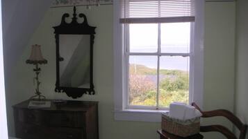 Traditional Room, 1 Queen Bed | Iron/ironing board, free WiFi