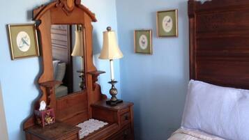 Traditional Room, 1 Queen Bed | Iron/ironing board, free WiFi