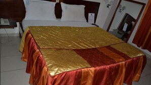 A hotel room with a bed, a nightstand, a telephone, and a mirror. - Hôtel Lumière D'Akwa (Douala)