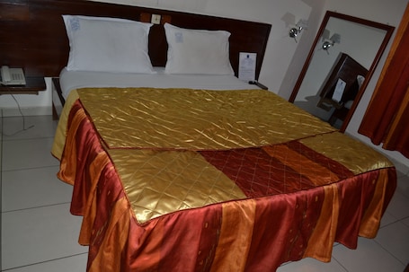 Escritorio, cortinas blackout y wifi gratis