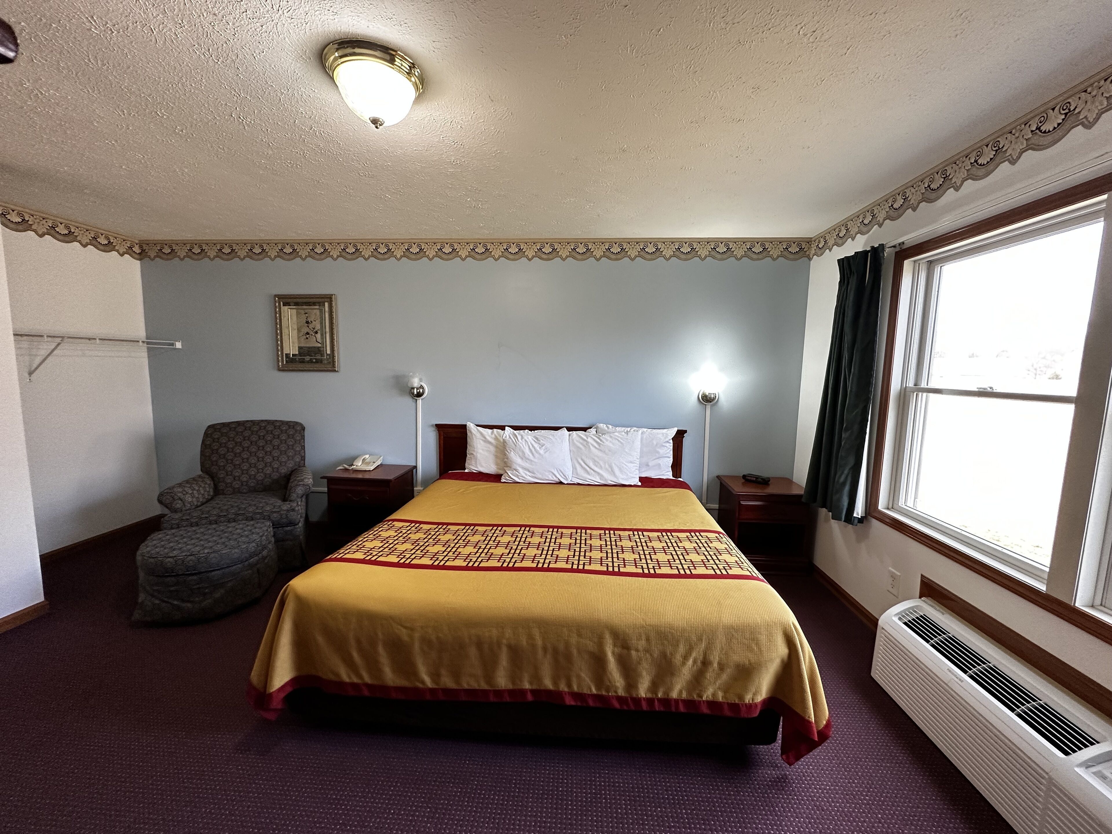 Chambre classique, 1 très grand lit | Bureau, fer et planche à repasser, accès au Wi-Fi (inclus)