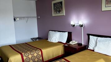 Habitació clàssica, 2 llits dobles | Escriptori, planxa i posts de planxar, wifi gratuïta i roba de llit