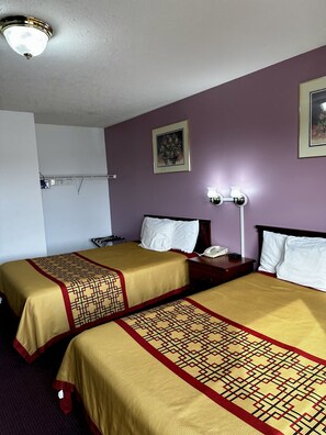 Classic-Zimmer, 2 Doppelbetten | Schreibtisch, Bügeleisen/Bügelbrett, kostenloses WLAN, Bettwäsche
