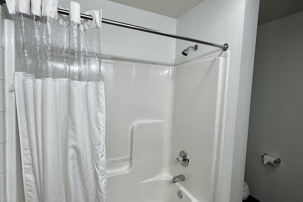 Classic Room, 2 Double Beds | Bathroom | Combined shower/tub, free toiletries, hair dryer, towels