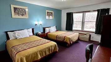 Habitació clàssica, 2 llits dobles | Escriptori, planxa i posts de planxar, wifi gratuïta i roba de llit