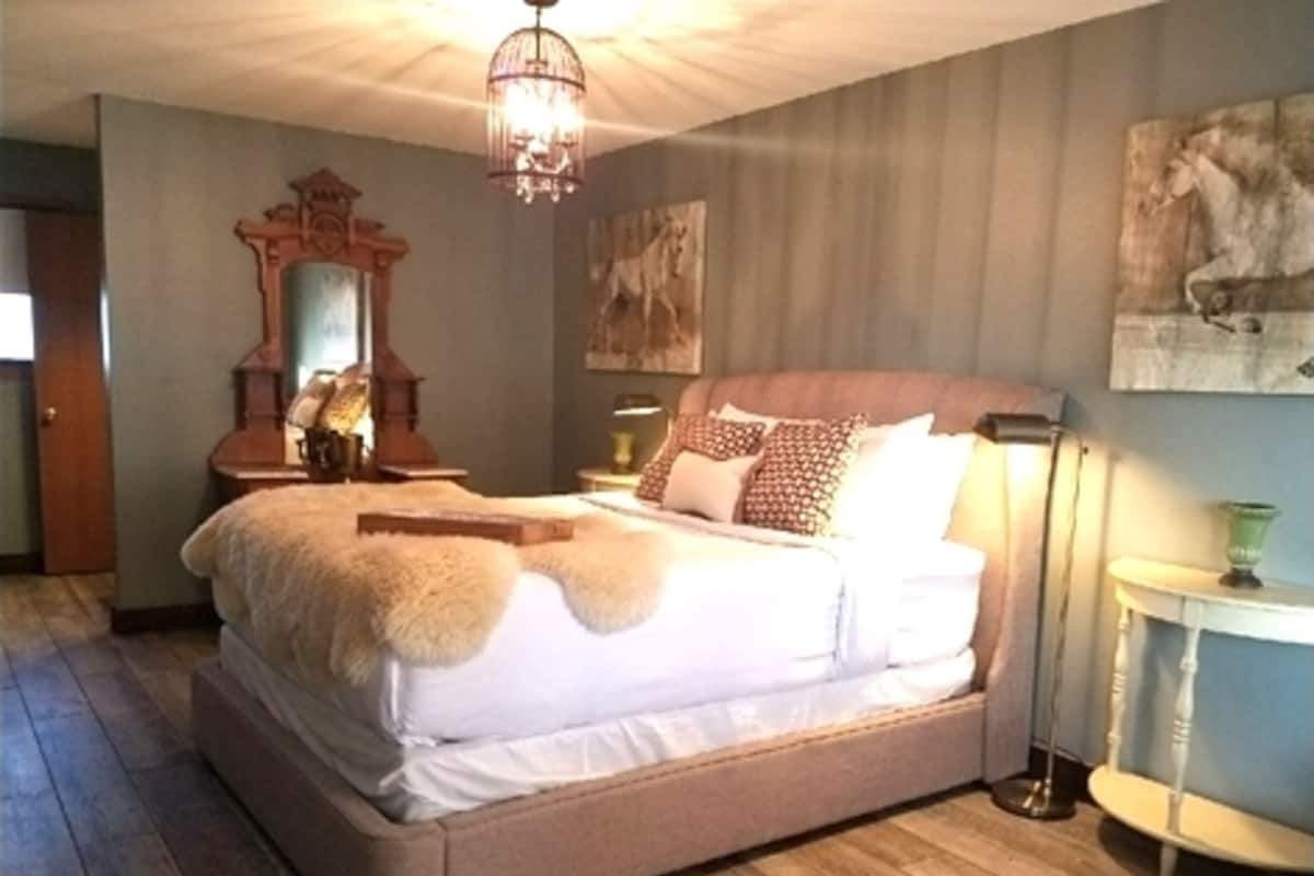 Peralatan tempat tidur premium, meja, ruang kerja komputer riba