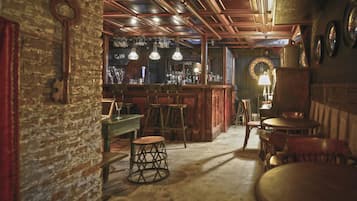 3 bars/lounges