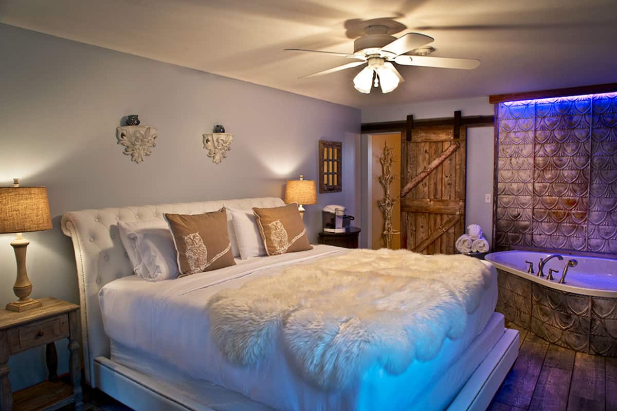 Peralatan tempat tidur premium, meja, ruang kerja komputer riba