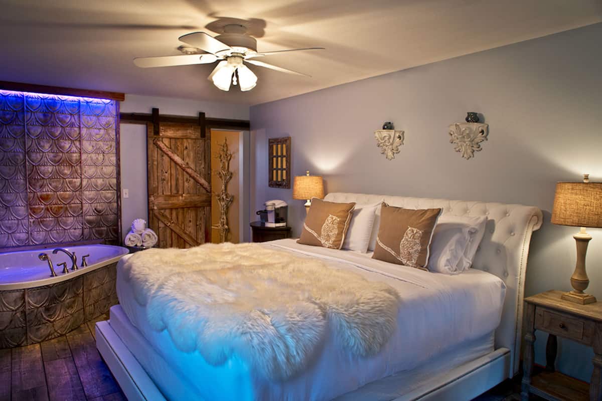 21 Carriage House - 1 King Bed, Jetted Tub | 高級寢具、書桌、筆電工作空間、免費無線上網