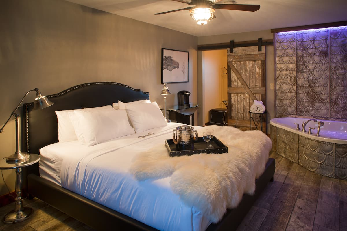 Peralatan tempat tidur premium, meja, ruang kerja komputer riba
