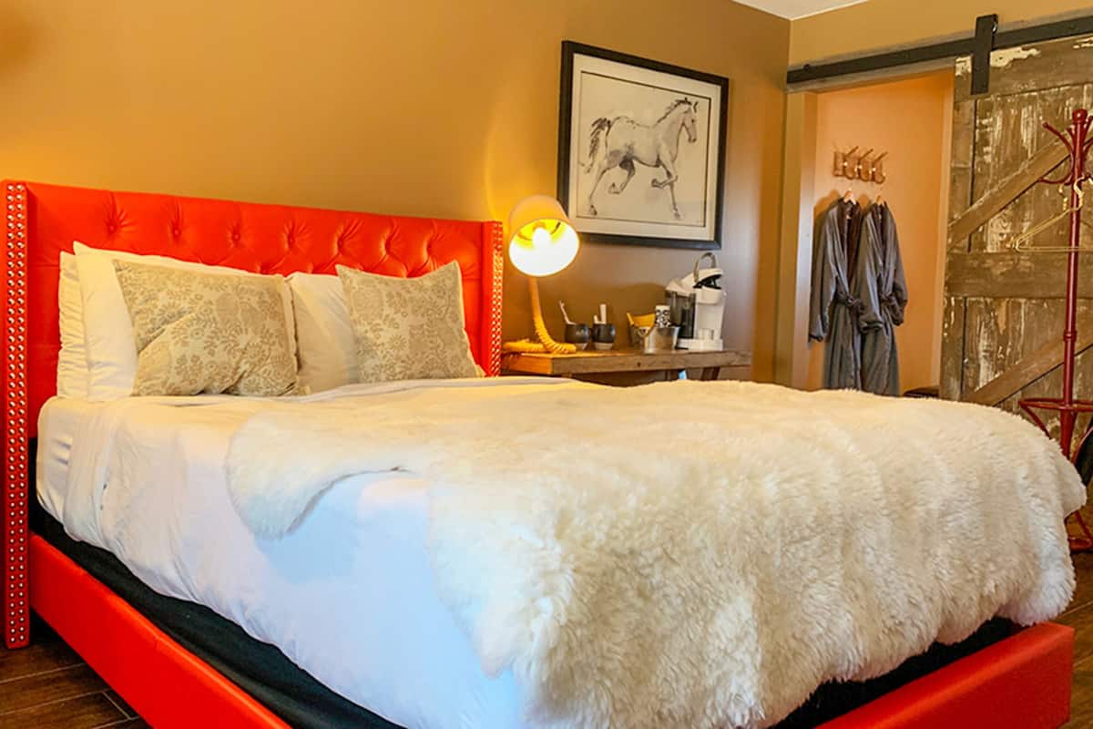 22 Carriage House - 1 Queen Bed, Jetted Tub | 1 bilik tidur, peralatan tempat tidur premium, meja