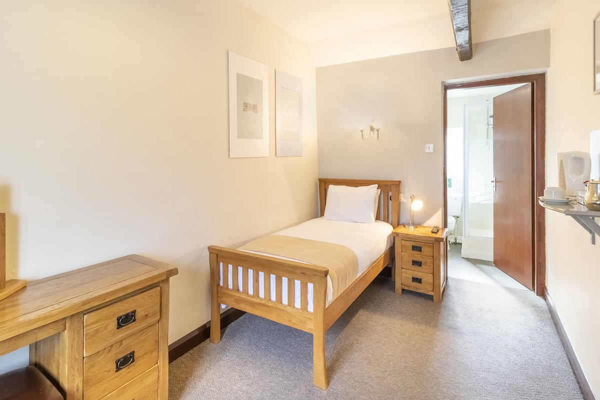 Standaard eenpersoonskamer, 1 eenpersoonsbed, bijgebouw | Een strijkplank/strijkijzer, gratis wifi, beddengoed