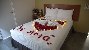 Superior-Zimmer | Hochwertige Bettwaren, Schreibtisch, schallisolierte Zimmer