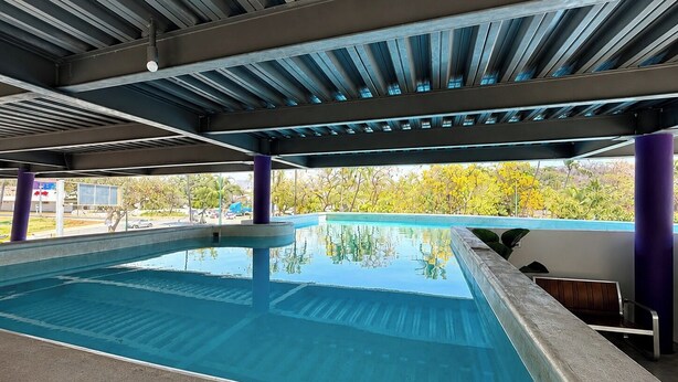Una piscina interior con vistas despejadas del paisaje circundante.