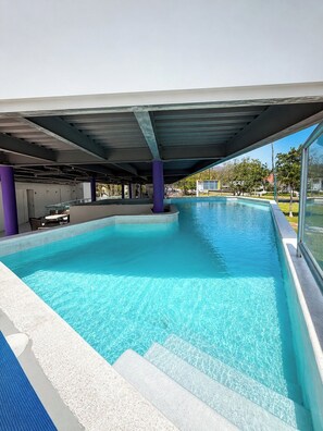 Piscine extérieure, chaises longues