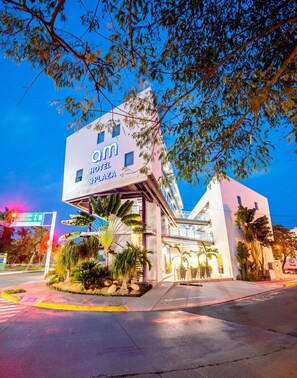 住宿正面 - 傍晚/夜晚