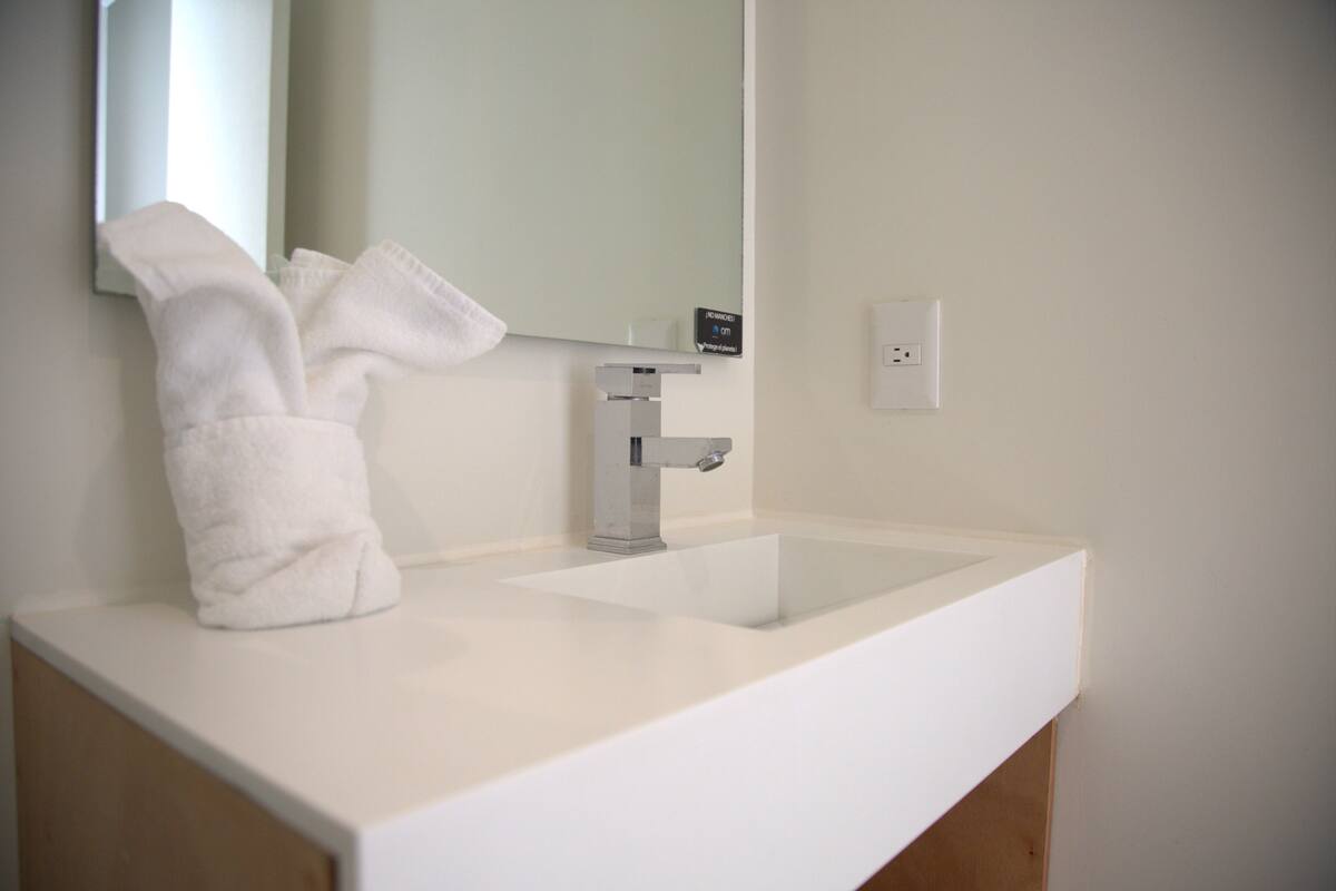 plus room - smart tv | bathroom | shower, free toiletries, towels, soap