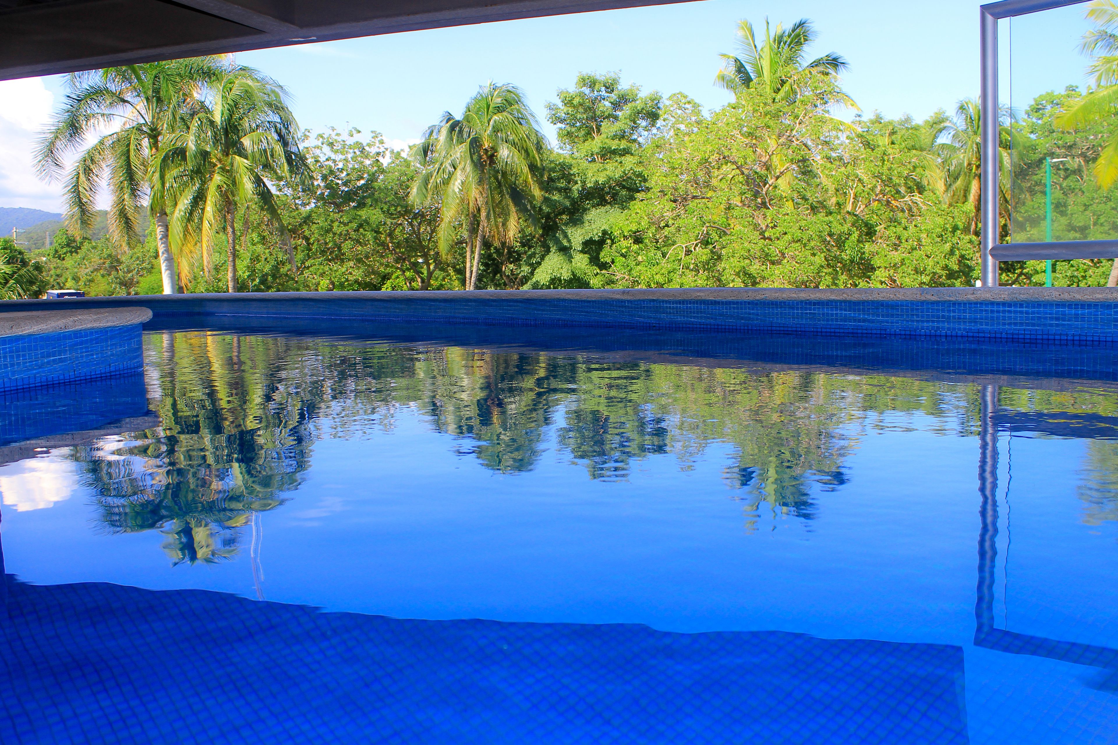 outdoor pool, open 9:30 am to 9:00 pm, pool loungers