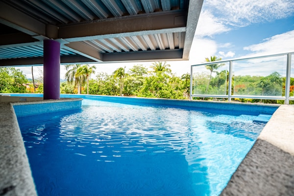 Piscina all'aperto, con ingresso dalle 09:30 alle 21:30, lettini