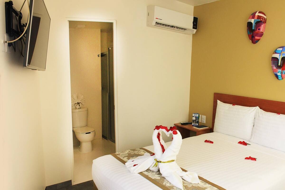 Premium bedding, desk, soundproofing, WiFi (free)