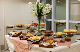 Café da manhã com buffet grátis todos os dias