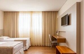 Minibar, escritorio, cortinas blackout y wifi gratis 
