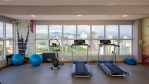 A gym with treadmills, exercise balls, and a stair climber. - Tri Hotel Executive Brusque (Brusque)