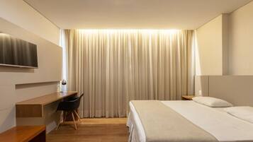 Minibar, escritorio, cortinas blackout y wifi gratis