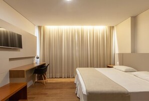 Een minibar, een bureau, verduisterende gordijnen, gratis wifi