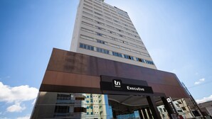 A hotel building with a modern design, featuring a prominent 'tri Hotel Executive' sign. - Tri Hotel Executive Brusque (Brusque)