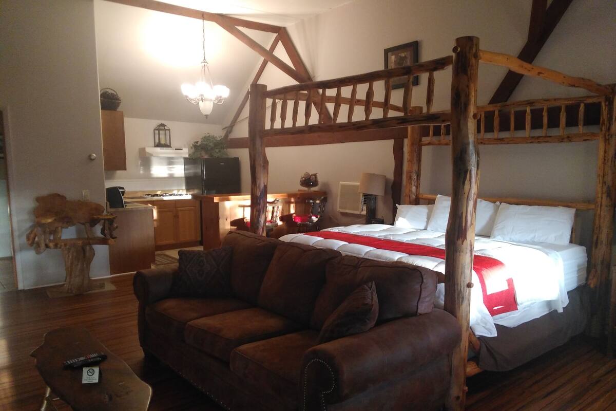 Grand Room | Living room | 32-inch flat-screen TV with cable channels, TV, Netflix