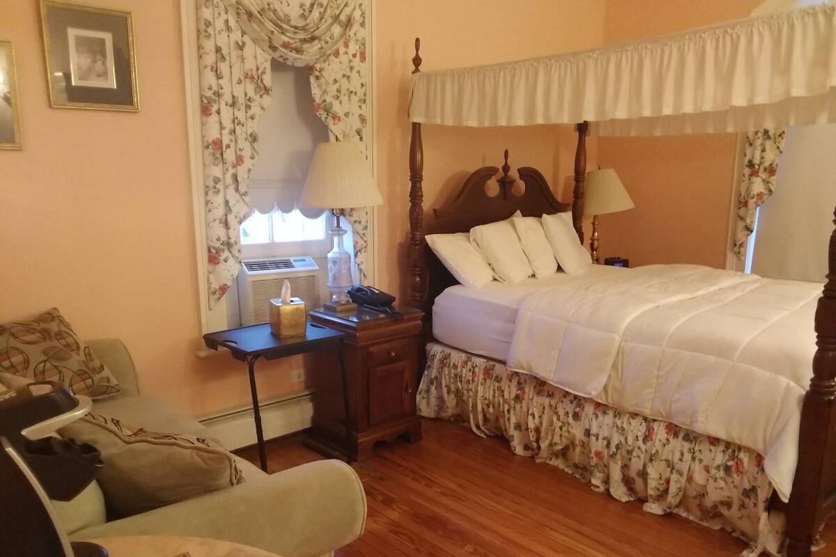 Honeymoon Room | Desk, iron/ironing board, free WiFi, bed sheets