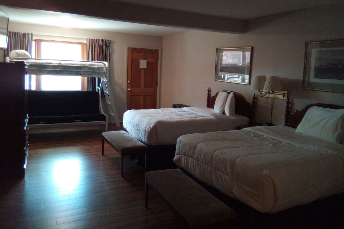 Family Quadruple Room | Desk, iron/ironing board, free WiFi, bed sheets