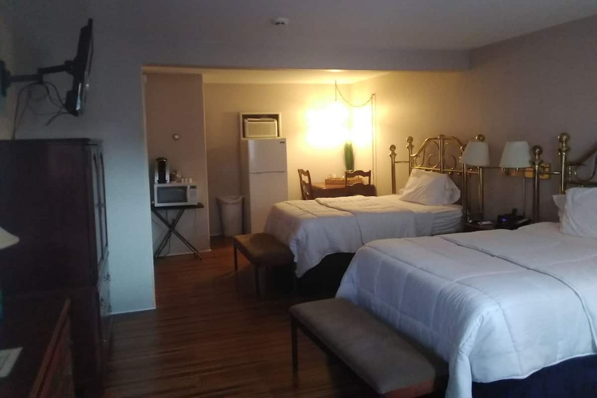Double Room | Desk, iron/ironing board, free WiFi, bed sheets