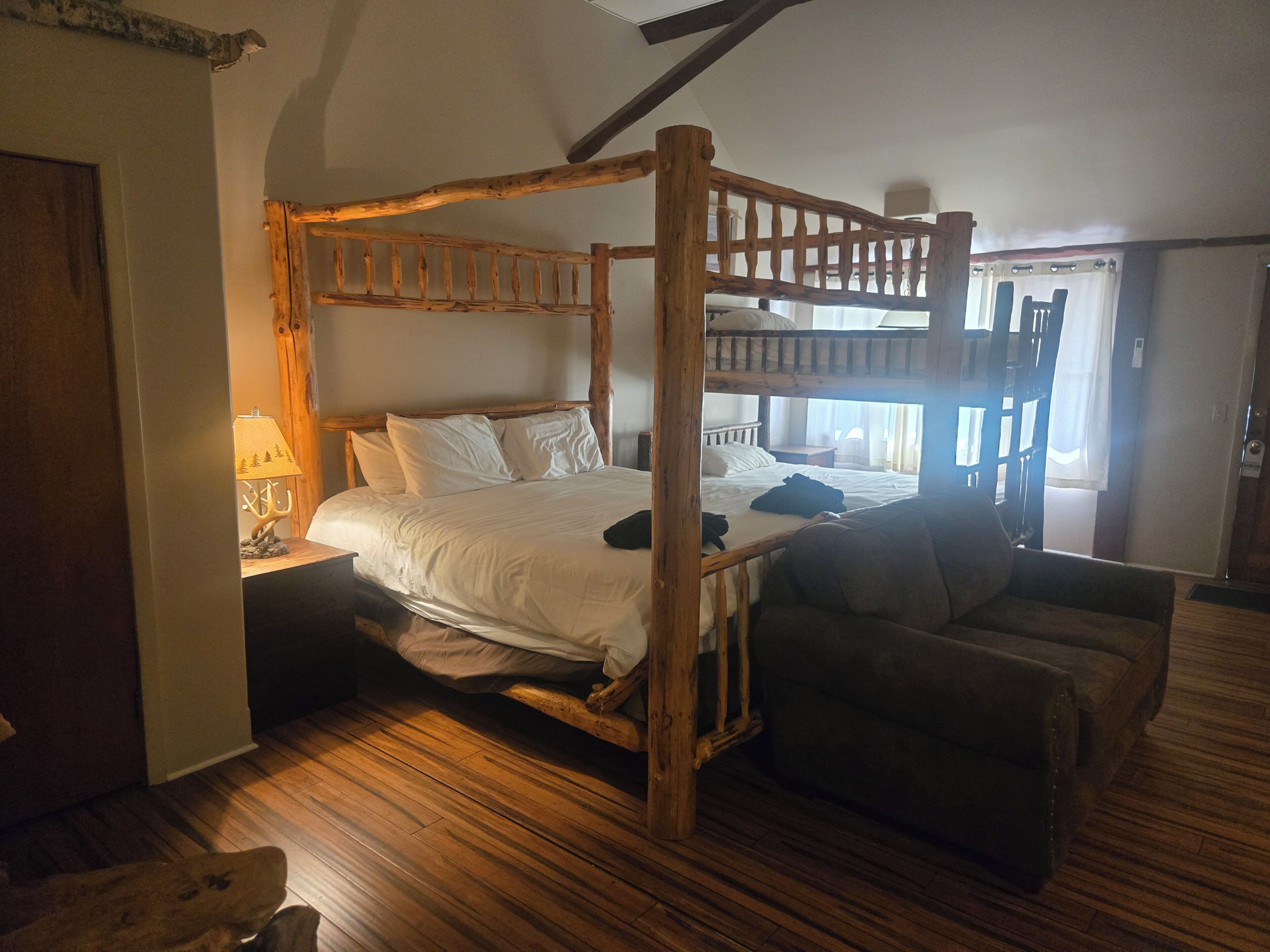 家庭四人房 | 起居區 | 32-吋平面電視、有線頻道、電視、Netflix