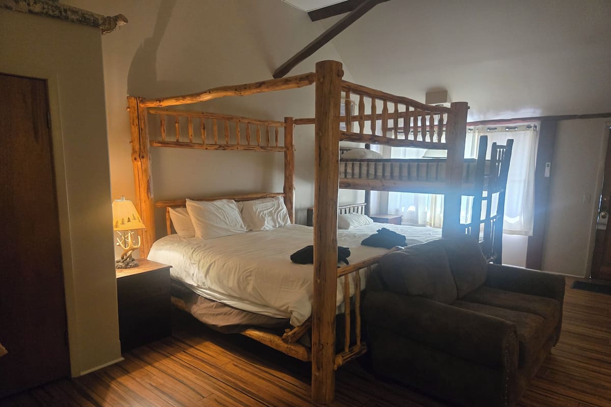 Family Quadruple Room | Living area