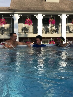 Poolside bar - Stay Saratoga (Saratoga Springs)