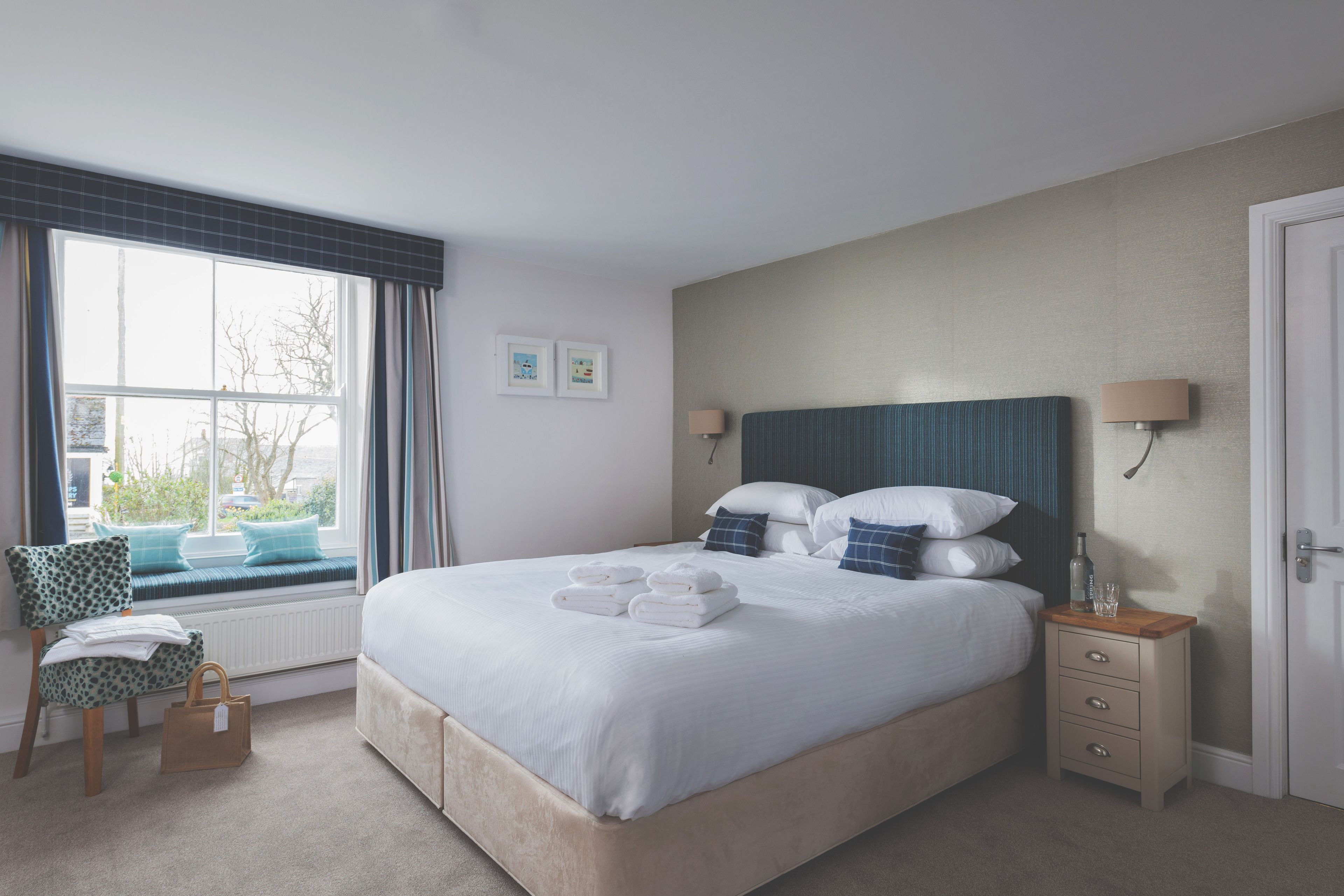 Bureau, fer et planche à repasser, Wi-Fi gratuit, draps fournis