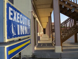 A sign for the Executive Inn with a directional arrow. - Executive Inn and Suites (Port Isabel)