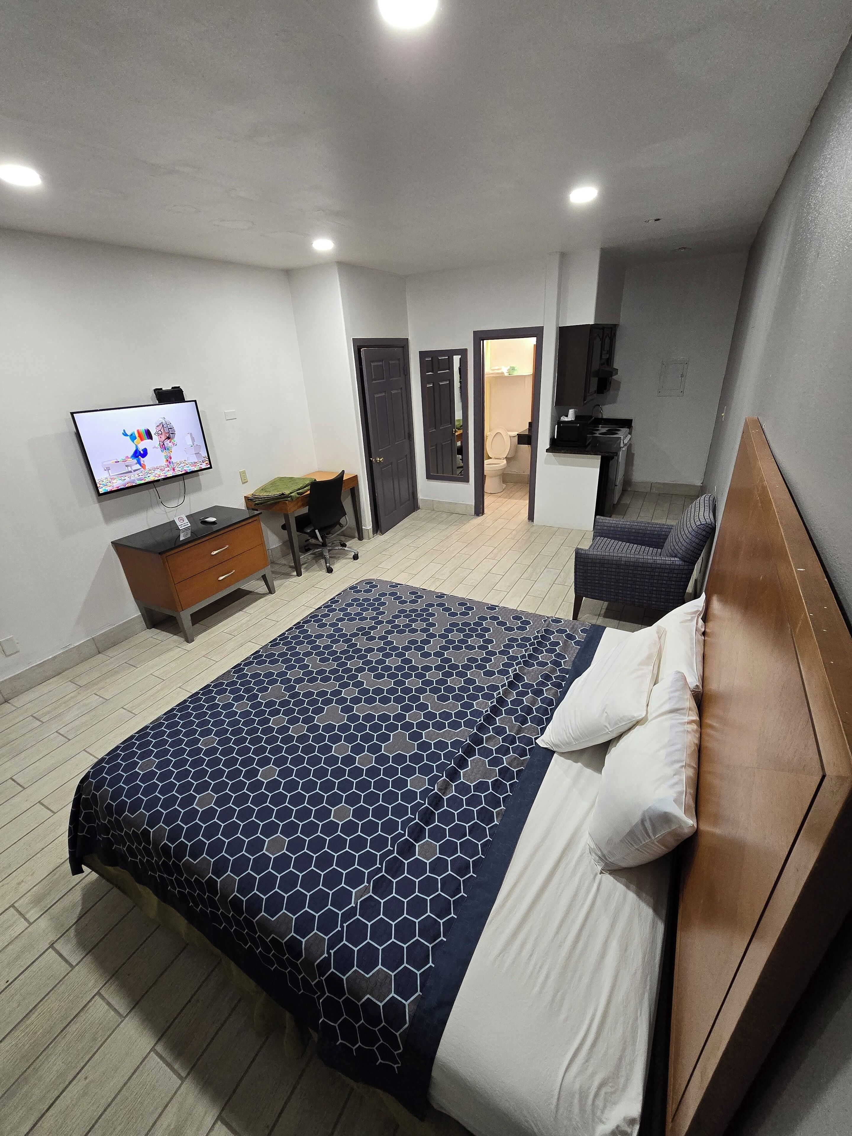 Chambre, 1 très grand lit | Bureau, rideaux d’obscurcissement, accès au Wi-Fi (inclus)