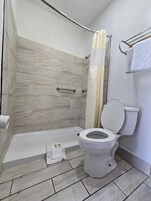 Bañera con ducha, artículos de tocador gratuitos, secador de pelo