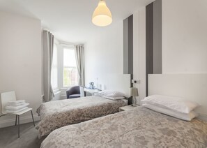 Standard Twin Room, Shared Bathroom | Desk, free WiFi, bed sheets - Kingswood (Stockton-on-Tees)