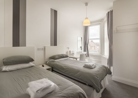 Standard Twin Room, Shared Bathroom. Kingswood