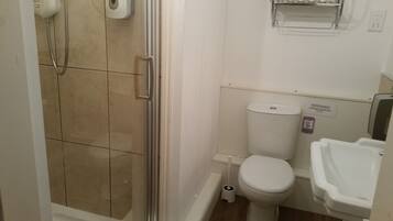 Standard Twin Room, Ensuite | Bathroom | Free toiletries, hair dryer, towels