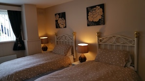 Standard Twin Room, Ensuite | Desk, free WiFi, bed sheets - Kingswood (Stockton-on-Tees)