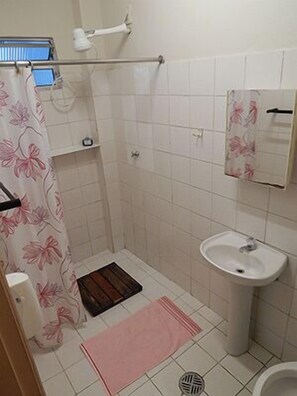 Dusj, hårføner og håndklær