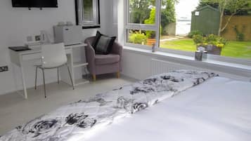 Quarto casal superluxo (Foveran) | Ferros/tábuas de passar roupa, berços grátis