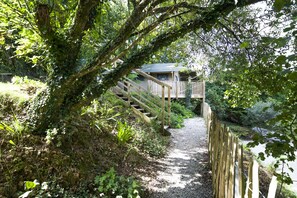 A wooden staircase leading to a building surrounded by lush greenery. - The Trengilly Wartha Inn (Falmouth)